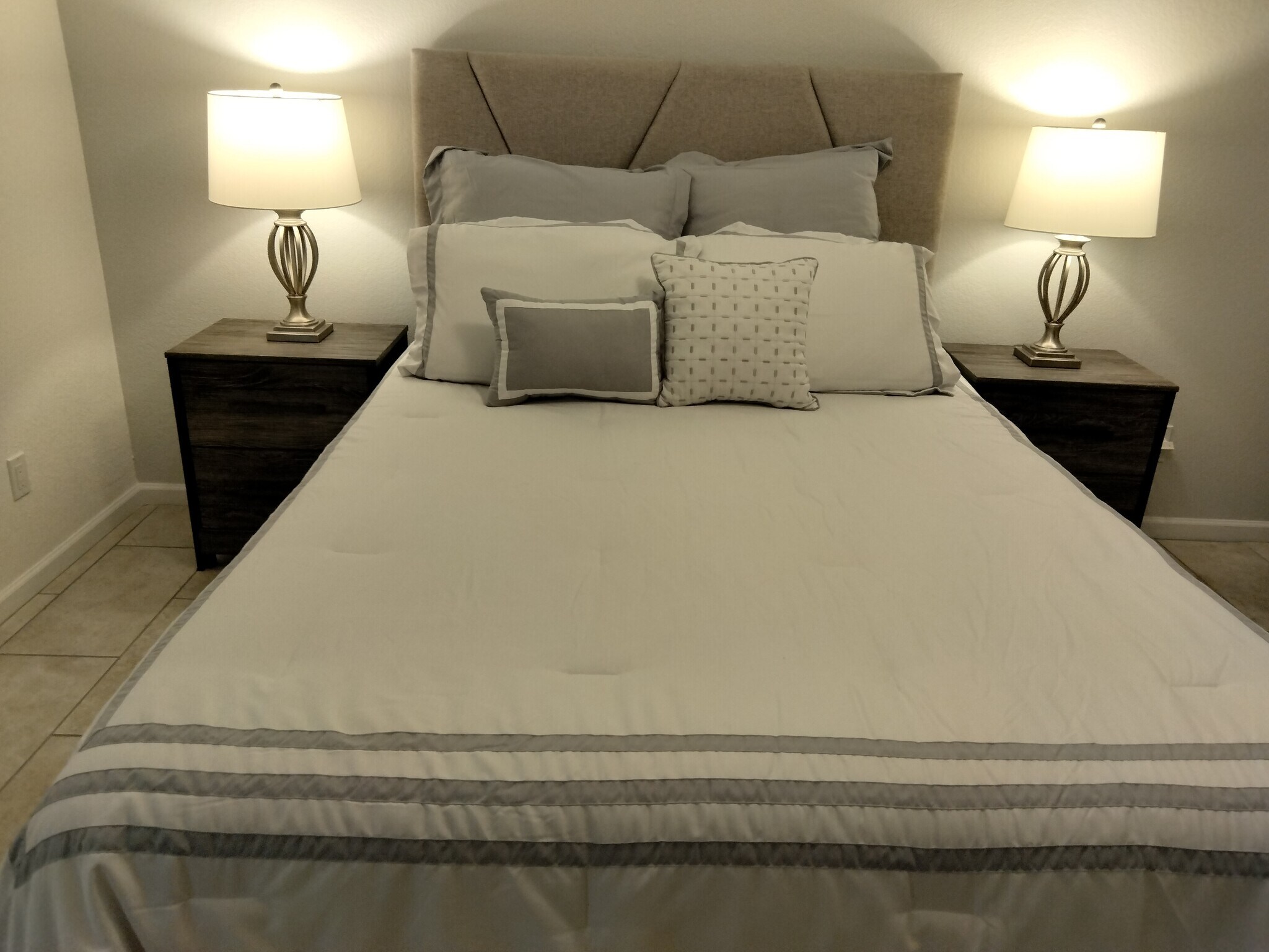 Building Photo - 4303 E Cactus Rd