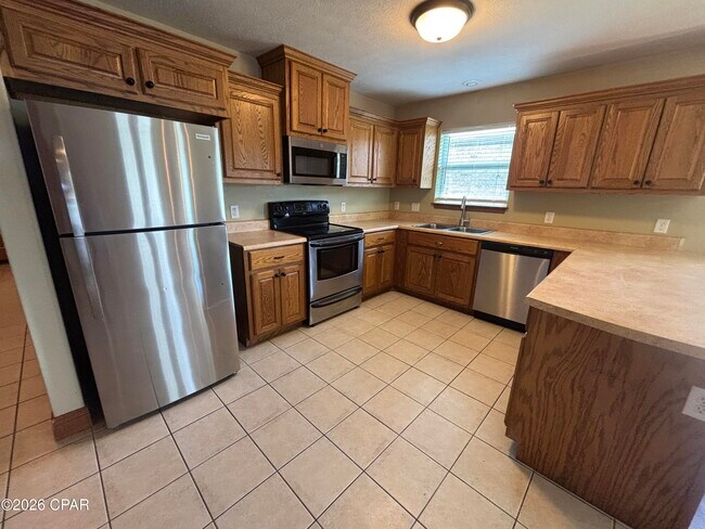 Building Photo - 4701 Deerfield Dr