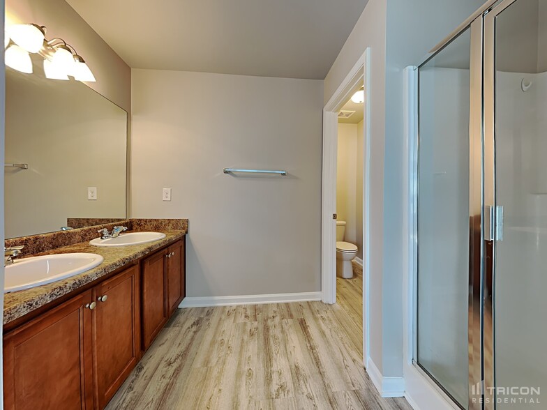Building Photo - 7121 Creeksong Dr