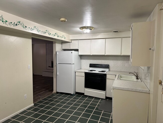 Primary Photo - Spacious 3 Bed Duplex