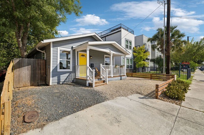 Building Photo - DARLING 2-BEDROOM MAHNCKE PARK COTTAGE