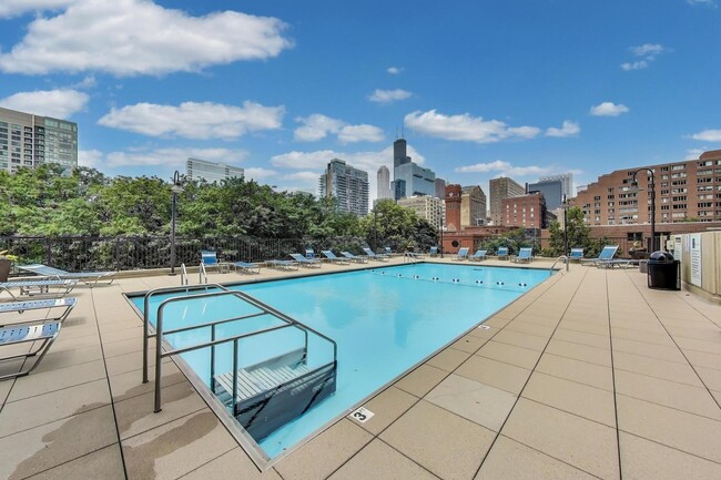 Building Photo - 899 S Plymouth Ct