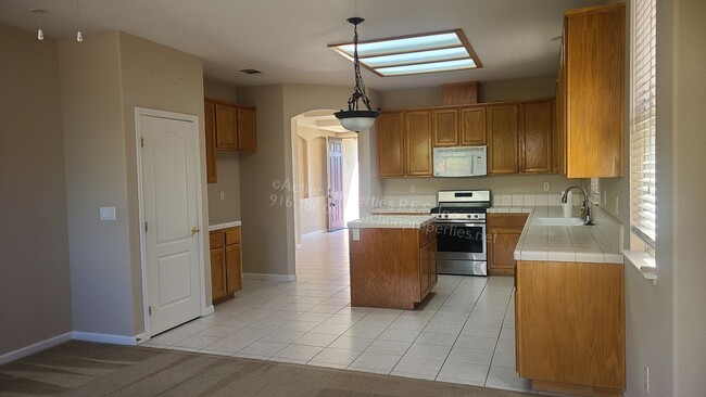 Building Photo - Rocklin Single Story appros 1641 Sq Ft, 3 ...