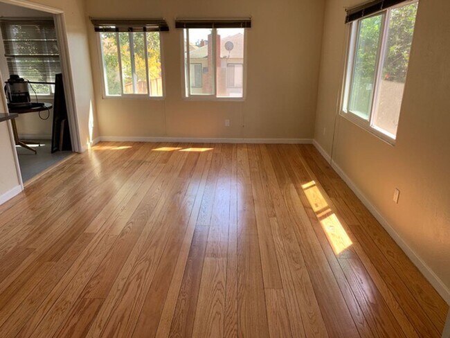 Building Photo - Epic REA-Great 1 BR/1 BA Unit in a S/S Duplex