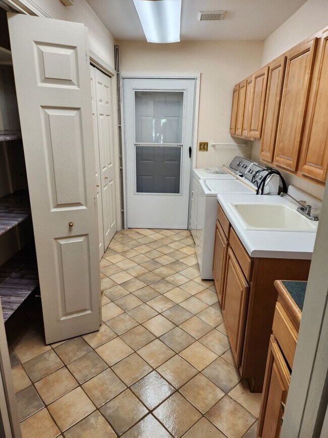 Building Photo - Available in JULY!  Large Single level Sin...