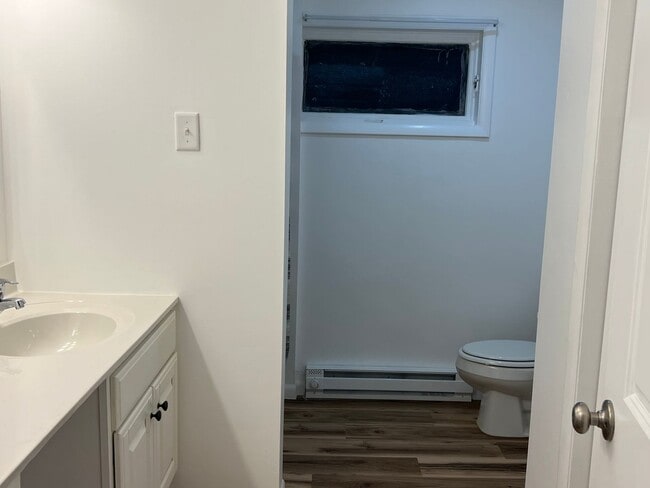 Building Photo - Spacious 4 BEDROOM 2 FULL BATHS PLENTY OF ...