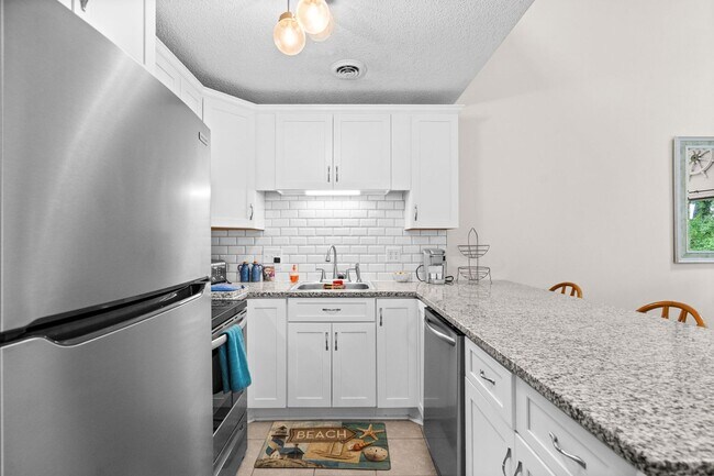 Building Photo - Long Term Furnished Top Floor Condo - 2 bed/2bath with Community Pool