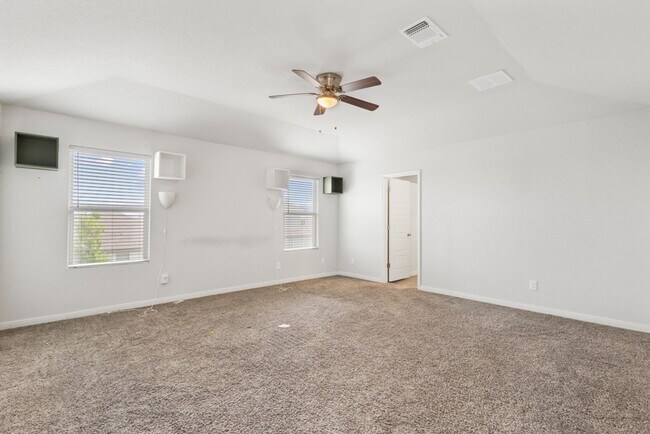 Building Photo - 4 Bedroom/2.5 Bath Paloma Subdivision