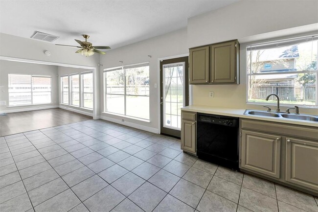 Building Photo - 15614 Lago Villa Dr