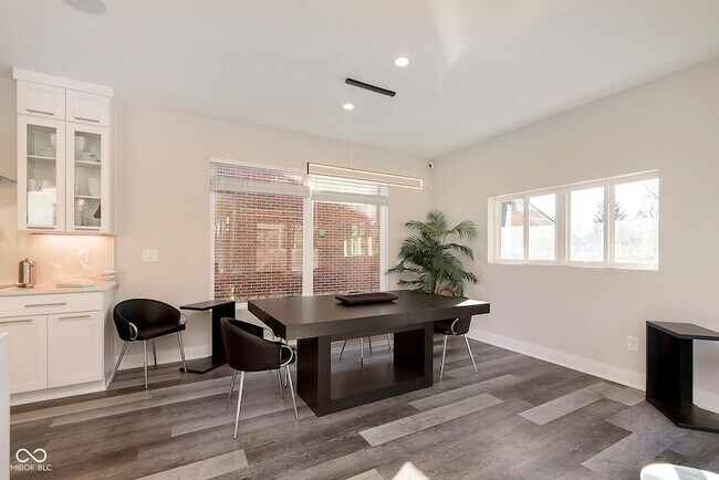 Building Photo - 429 W 86th St