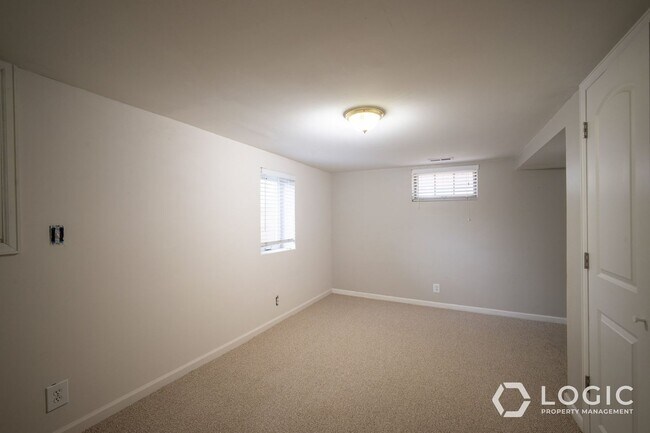 Building Photo - 822 E 50 S