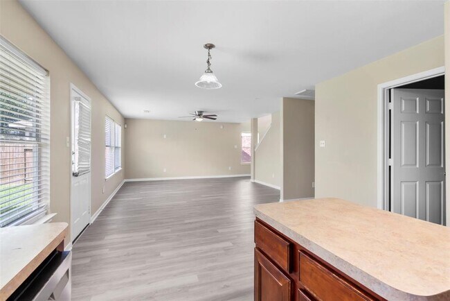 Building Photo - 2423 Pinpoint Dr