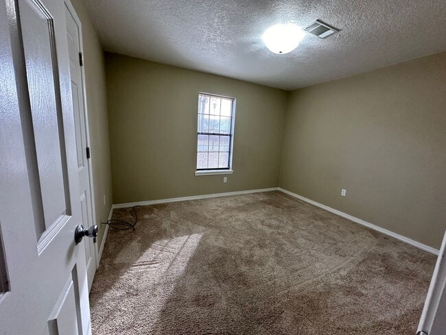 Building Photo - Come take a look at this 3-bedroom 2-bath home on the West side of Russellville.