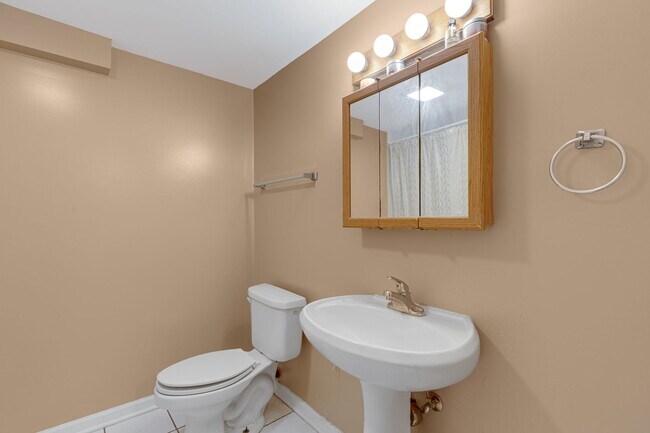 Building Photo - 931 Brummel St