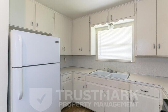 Building Photo - 507 Adams Ave