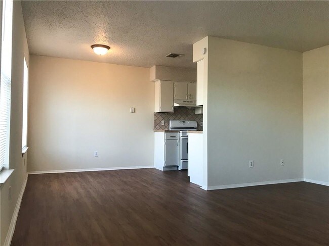 Building Photo - 1203 W 49th St