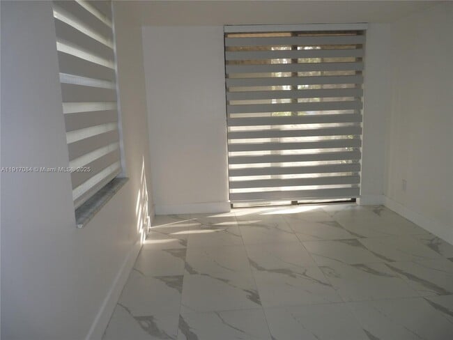 Building Photo - 14501 N Kendall Dr