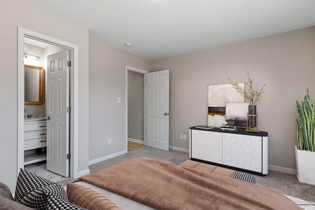 Building Photo - Gorgeous, Newly Renovated Townhome