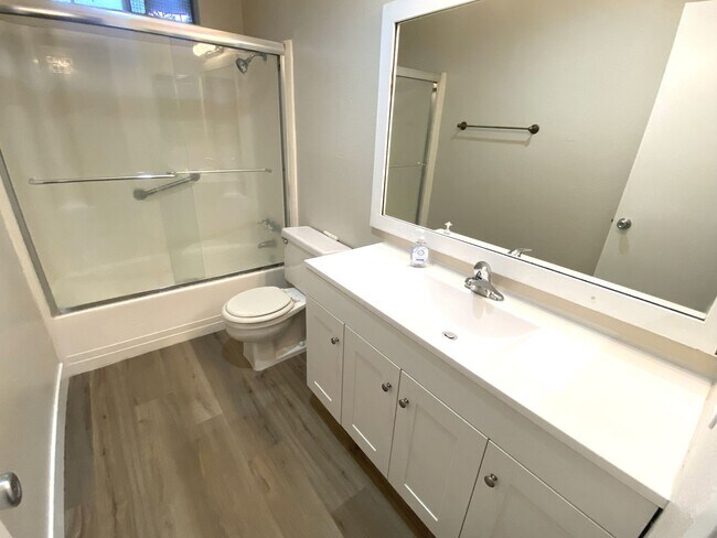 Building Photo - 2 Bedroom Hermosa Beach Condo - Close to Everything!