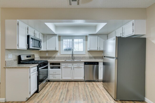 Building Photo - GORGEOUS 2 BEDROOMS CONDO*JUST COMPLETED U...