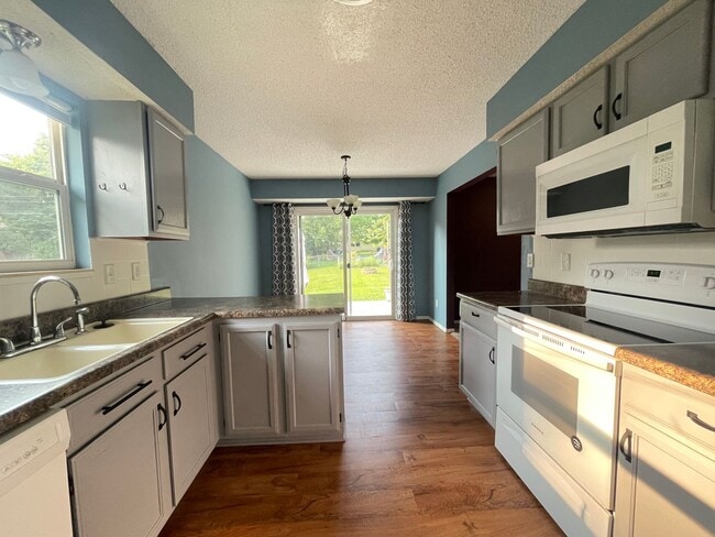 Building Photo - 1441 W Seminole St