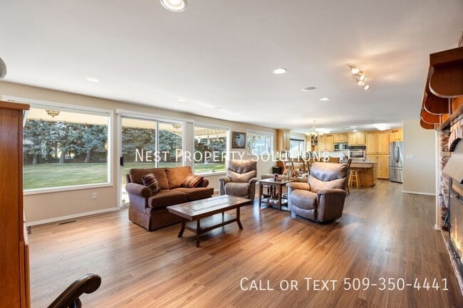 Building Photo - 1227 Fairway Dr NE