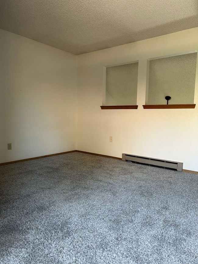 Building Photo - 2 bedroom with Wood Burning Fireplace In V...