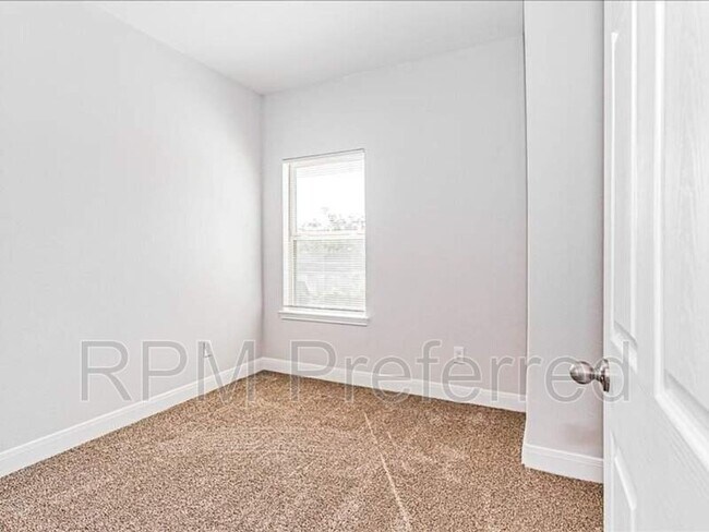 Building Photo - 5426 E Houston Rd