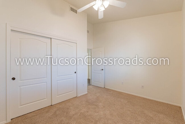 Building Photo - 4 Bedroom / 2 Bathroom Home