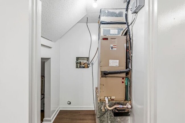 Building Photo - Updated 2-bedroom, 2.5-bath property Greensboro!