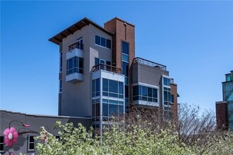 Building Photo - 5 W Mountain St