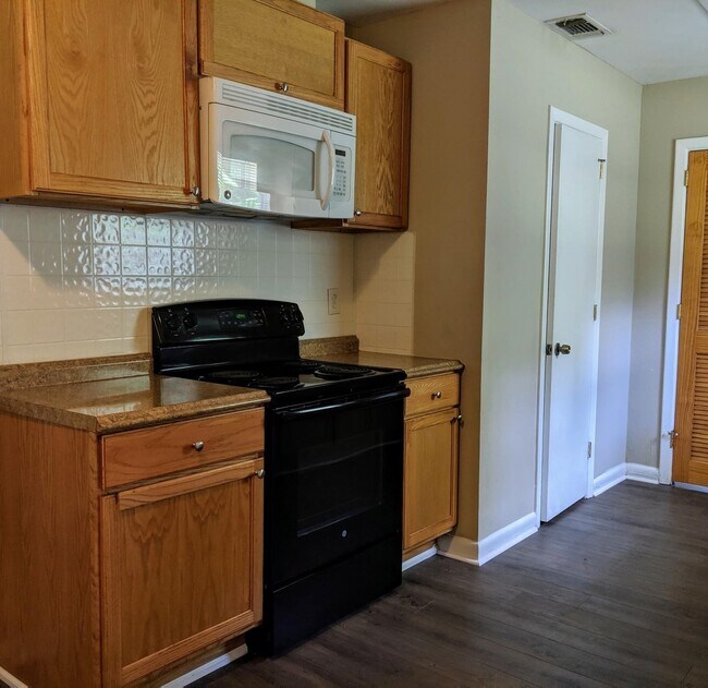 Building Photo - 806 Essex Dr