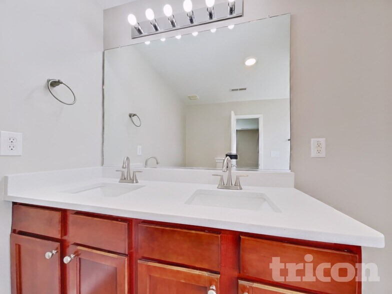 Building Photo - 2048 Lauren Woods Dr