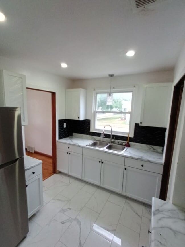 Building Photo - 3 bedroom 1.5 bath brick bungalow - AVAILA...