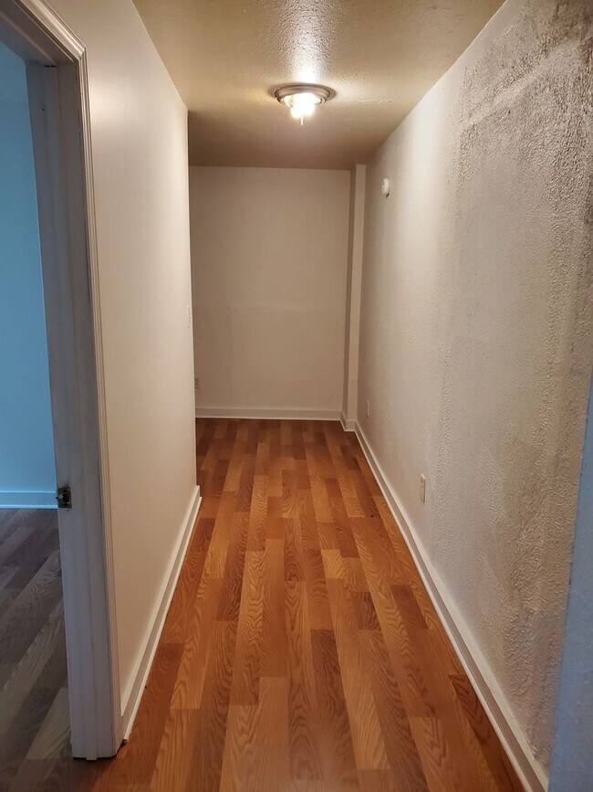 Building Photo - 319 Woodford Ave