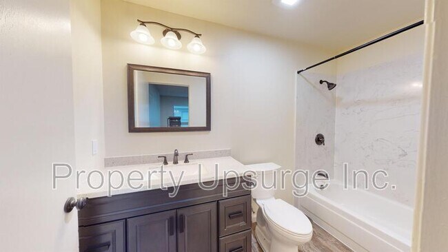 Building Photo - 905 Lakeside Dr