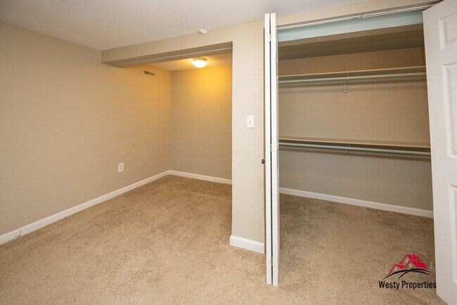 Building Photo - 7548 SW 35th Ave
