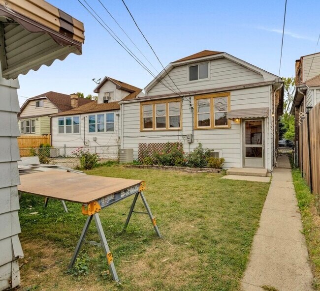 Building Photo - 5541 W Roscoe St