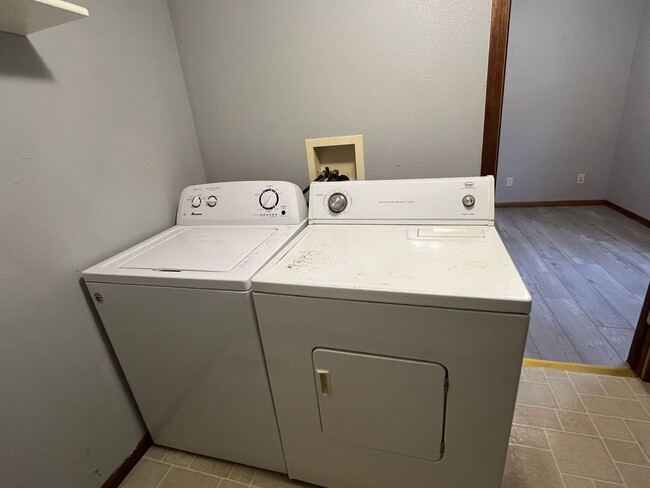 Building Photo - 2 Bed 1 Bath