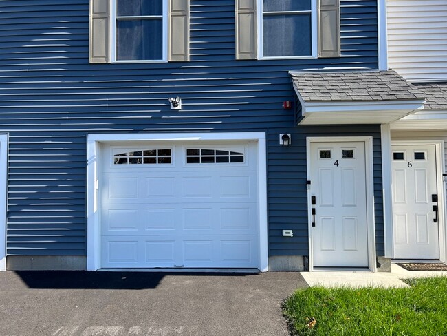 Building Photo - Modern 2 Bedroom Townhouse