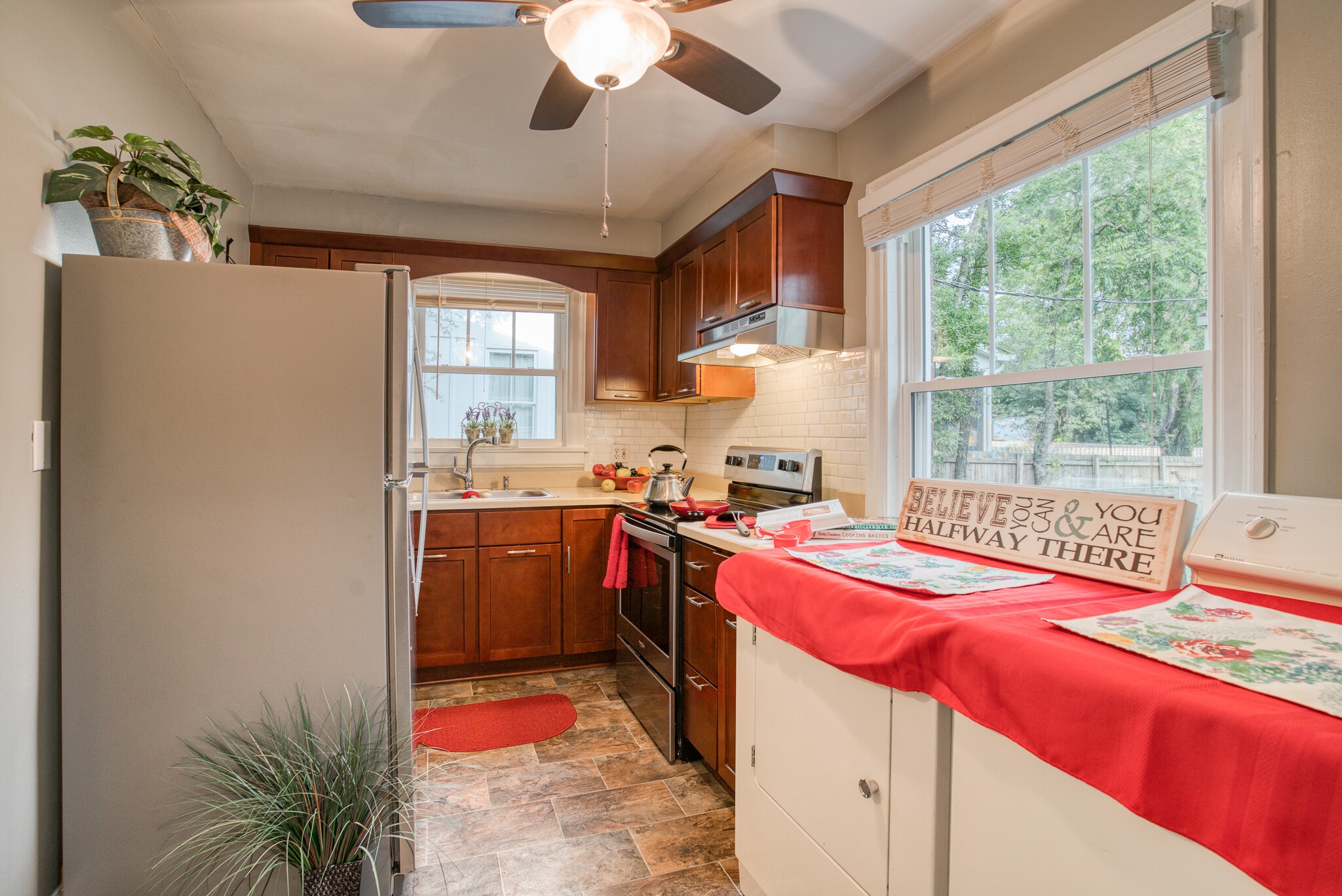 Kitchen New SS appliances (W/D included for additional fee) - 1000b Grandview Dr