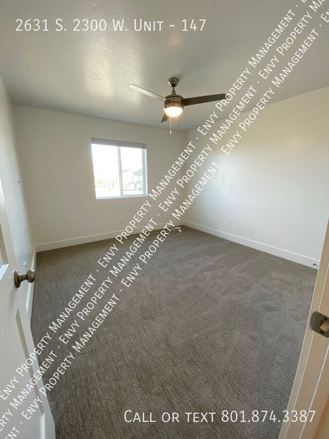 Building Photo - Beautiful 3 Bed, 2.5 Town Home! Available ...