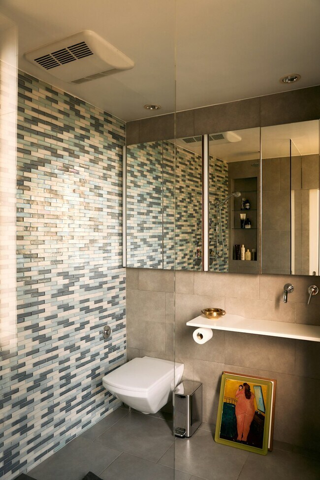 Building Photo - 2743 Hollyridge Dr