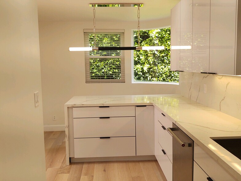 newer kitchen with eating bar - 1422 19th St