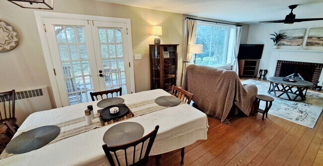 Building Photo - Fully Furnished 4 Bed / 1-1/2 Bath Single Family Home w/2 Car Garage