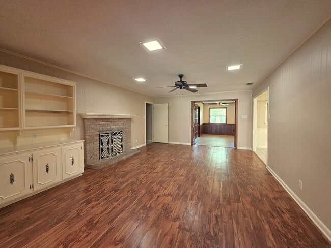 Building Photo - 1404 Woodbridge Dr