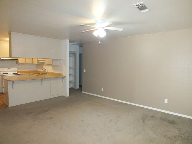 Building Photo - Rescue duplex 2/2 home with garage and fen...