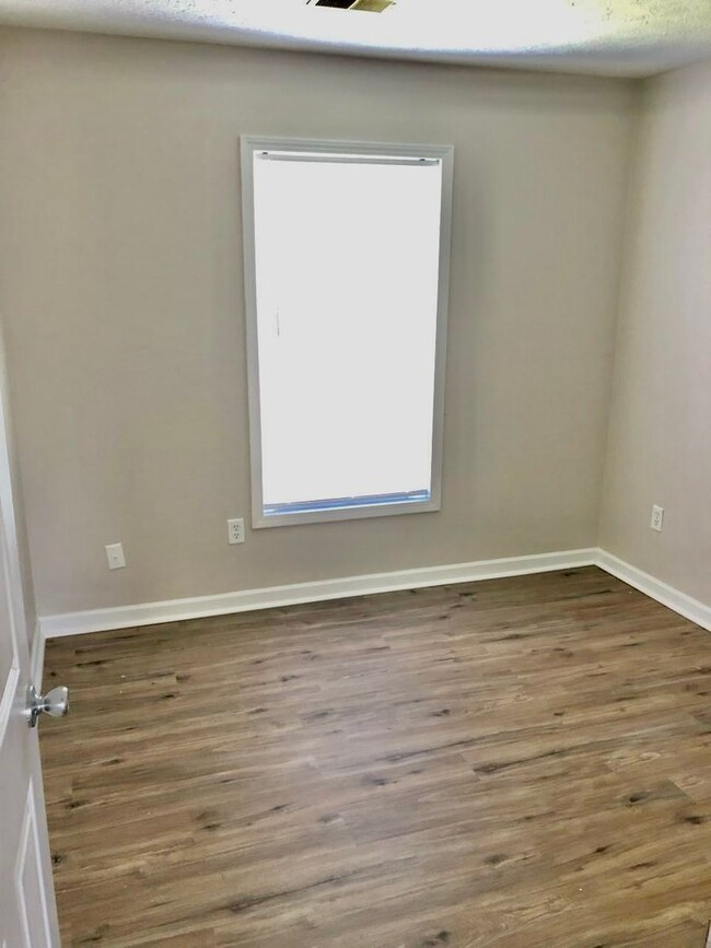 Building Photo - King George 3 Bedroom Townhouse