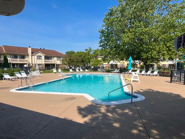 Pool - 1054 Deerpath Ct