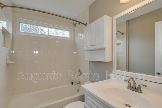 Building Photo - 1019 1/2 Bedford Drive